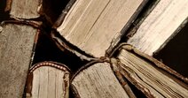 Un gros plan détaillé de vieux livres usés mettant en valeur la texture et l'ancienneté, photographié à Lviv, Ukraine